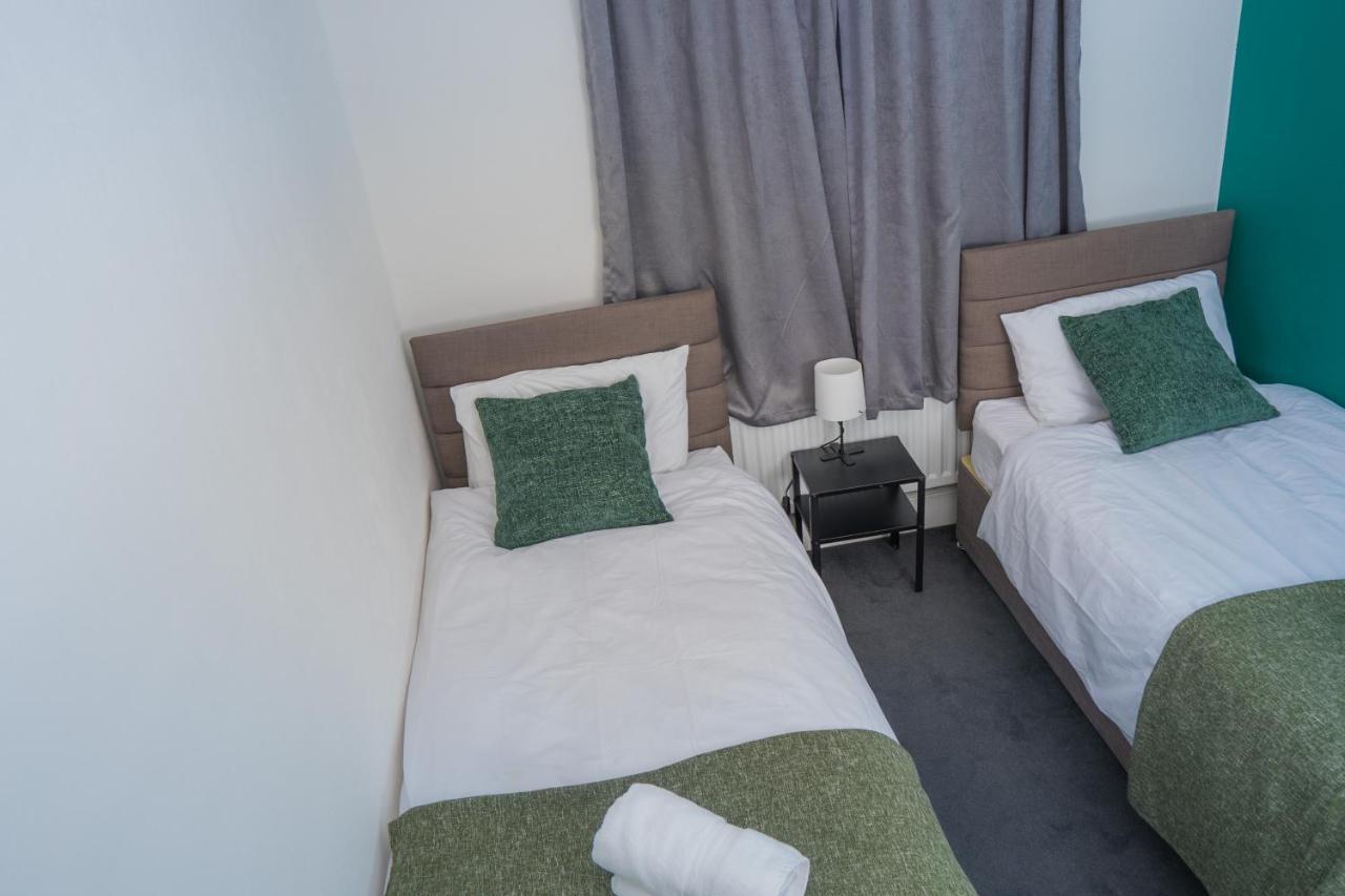 The Private Villa, Northampton Centre, 9 Beds, 5 Bedrooms, Sleeps 12 Kültér fotó