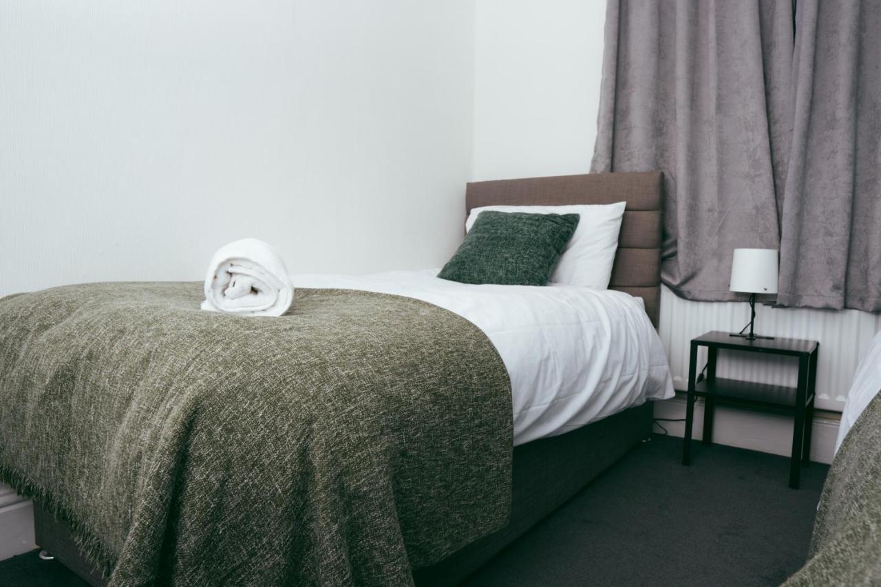 The Private Villa, Northampton Centre, 9 Beds, 5 Bedrooms, Sleeps 12 Kültér fotó