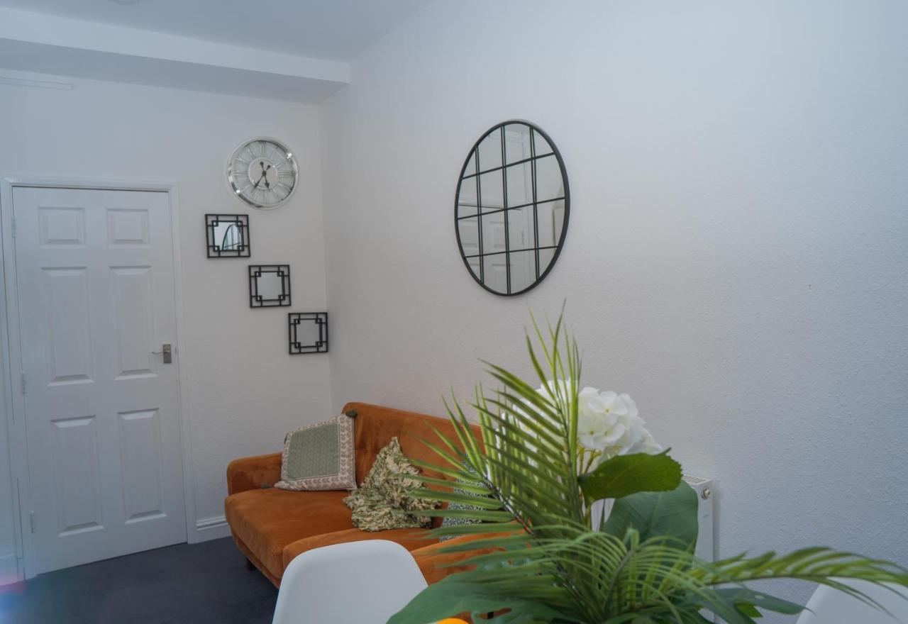 The Private Villa, Northampton Centre, 9 Beds, 5 Bedrooms, Sleeps 12 Kültér fotó