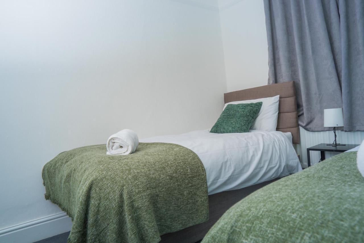 The Private Villa, Northampton Centre, 9 Beds, 5 Bedrooms, Sleeps 12 Kültér fotó