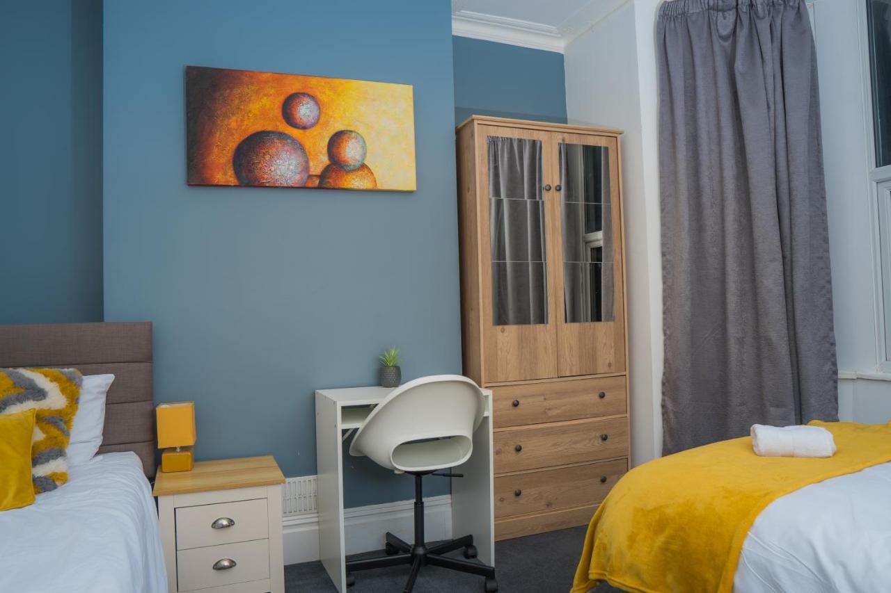 The Private Villa, Northampton Centre, 9 Beds, 5 Bedrooms, Sleeps 12 Kültér fotó