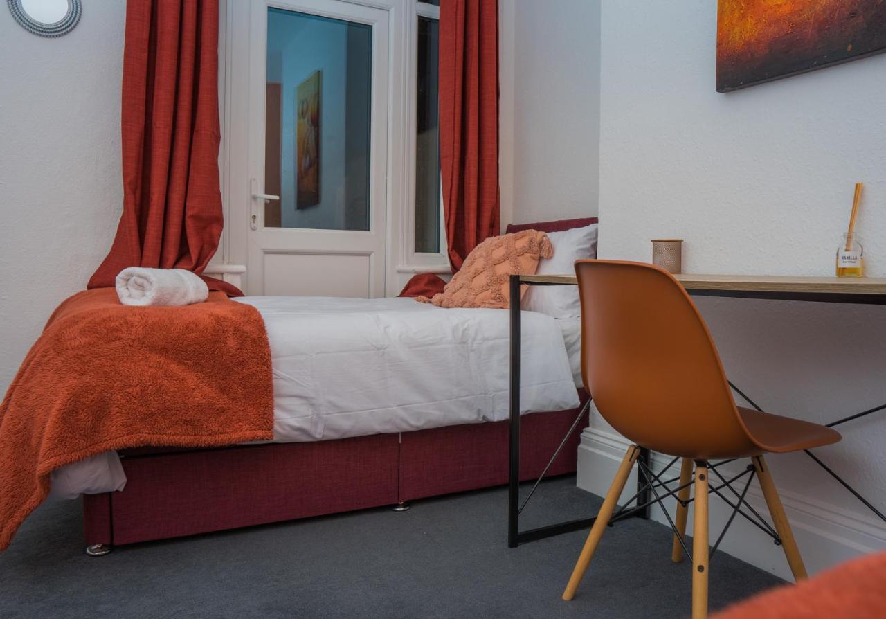 The Private Villa, Northampton Centre, 9 Beds, 5 Bedrooms, Sleeps 12 Kültér fotó