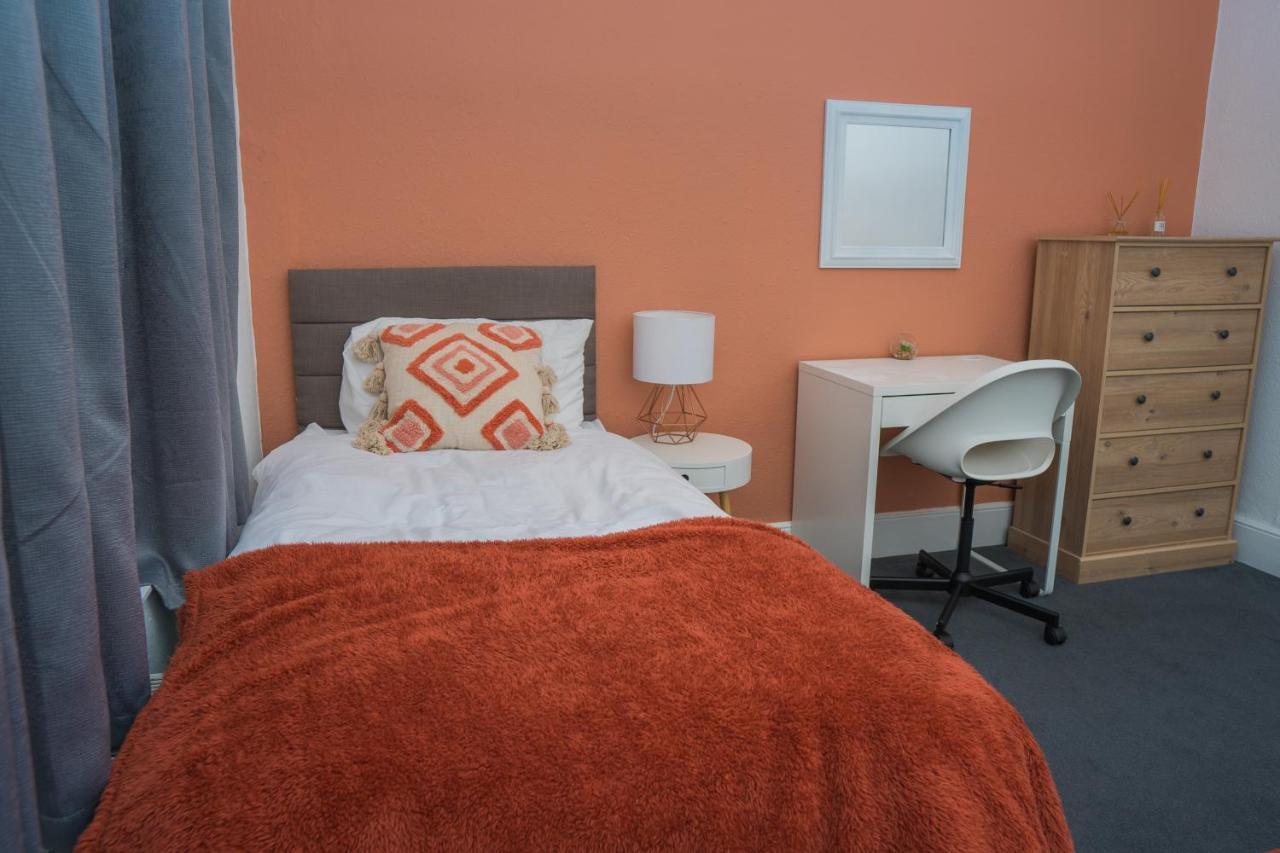 The Private Villa, Northampton Centre, 9 Beds, 5 Bedrooms, Sleeps 12 Kültér fotó